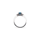 Bague en platine sertie d'une aigue-marine entourée de diamants