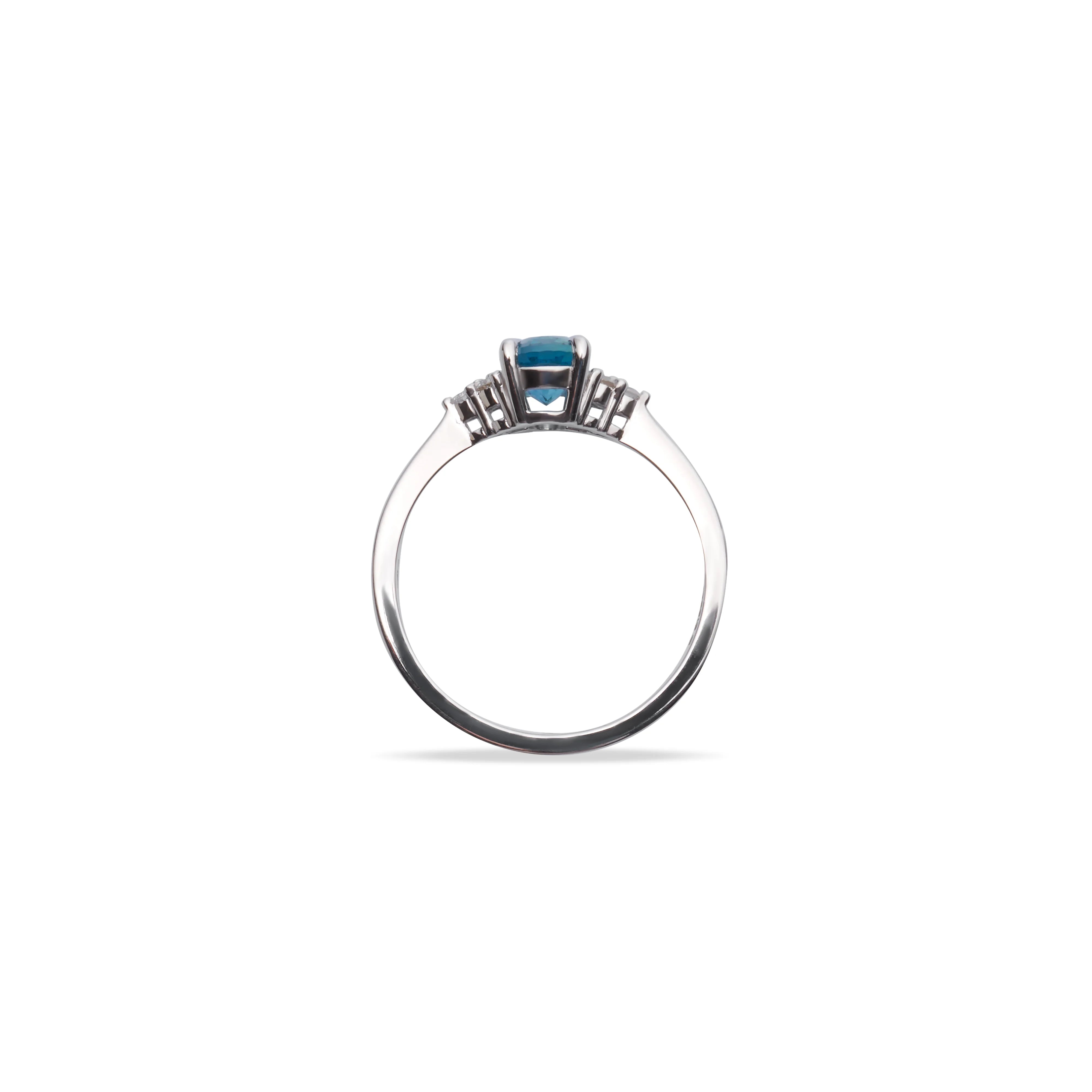 Bague en platine sertie d'une aigue-marine entourée de diamants